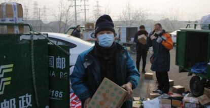 Empleados de una empresa de repartidores con máscara en Beijing (China). 