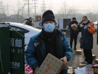 Empleados de una empresa de repartidores con máscara en Beijing (China). 