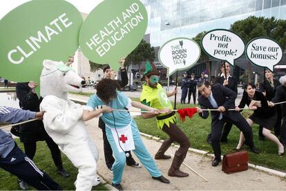 Protesta de Oxfam hace un año en la entrada del Palacio de Congresos de Madrid, donde se celebraba el Ecofin.