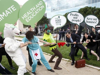 Protesta de Oxfam hace un año en la entrada del Palacio de Congresos de Madrid, donde se celebraba el Ecofin.