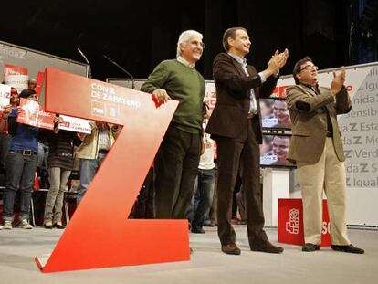 Zapatero, junto al presidente de Castilla-La Mancha, José María Barreda (izquierda), y el alcalde de Puertollano, Joaquín Hermoso.