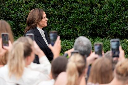 Los asistentes a la rueda de prensa fotografían a Kamala Harris a su llegada.