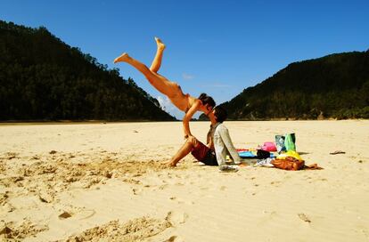 La primera imagen seleccionada llegó desde la playa del Sable, en Cantabria. Se valoró la frescura y la originalidad: "Una foto divertida, veraniega, fresca, desinhibida". Más allá de que la pareja esté posando (actuando bajo las órdenes de la fotógrafa), como parece, la figura de la protagonista se sitúa paralela a la ladera de la montaña. "Es una foto con acción", concluyó el departamento de Fotografía.