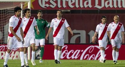 Los jugadores del Rayo Vallecano, cabizbajos tras encajar un gol del Mallorca.