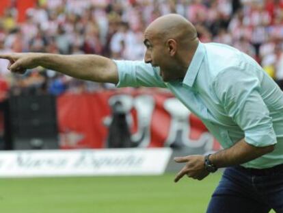 Abelardo dirige al equipo en un partido contra Las Palmas.