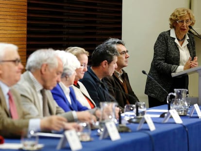 La alcaldesa de Madrid, Manuel Carmena (derecha), en la presentaci&oacute;n de los miembros del Comisionado de la Memoria Hist&oacute;rica en mayo.