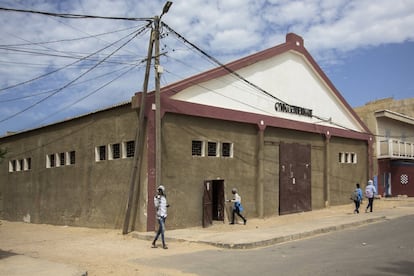Otro hangar, este situado en el Quai Henri Jay, al sur de la isla. Mientras que en 2001 se identificaron una veintena, actualmente no quedan más de cinco y están en lenta desaparición por falta de rehabilitación. En la imagen, uno renovado hace unos años y que actualmente se utiliza como gimnasio para el alumnado de un colegio cercano.