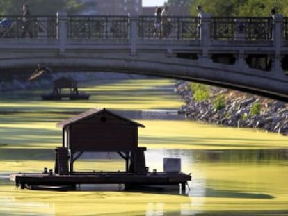 El puente de la Reina, en el río Manzanares.