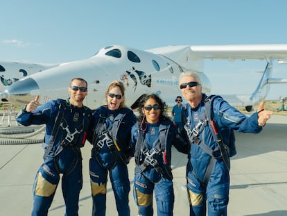 Los viajeros que realizaron el primer viaje al espacio en un cohete de pasajeros liderado por Richard Branson.