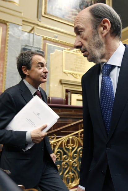 José Luis Rodríguez Zapatero y Alfredo Pérez Rubalcaba se cruzan en el hemiciclo, ayer.