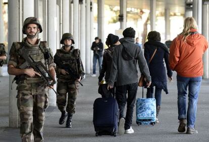 Soldados franceses patrullan el aeropuerto de Merignac, en Burdeos.