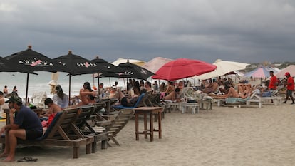 Turistas en la playa de Puerto Escondido, Oaxaca