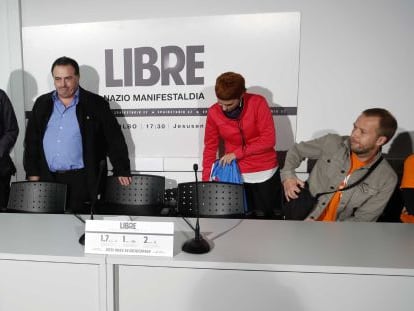 Landa (en el centro), durante su comparecencia en San Sebastián.