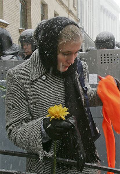 Una partidaria del candidato opositor protesta ante la sede presidencial en Kiev el pasado miércoles.