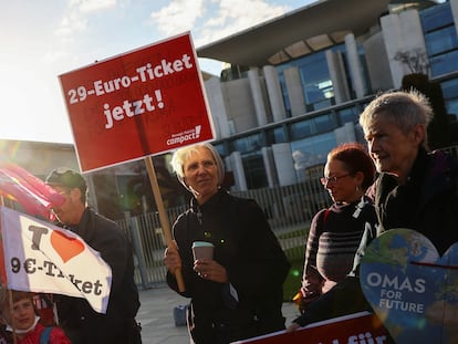 Protesta este miércoles frente a la Cancillería, donde se reunía Olaf Scholz con los líderes de los 16 Estados federados, a favor de un billete de transporte único para toda Alemania.