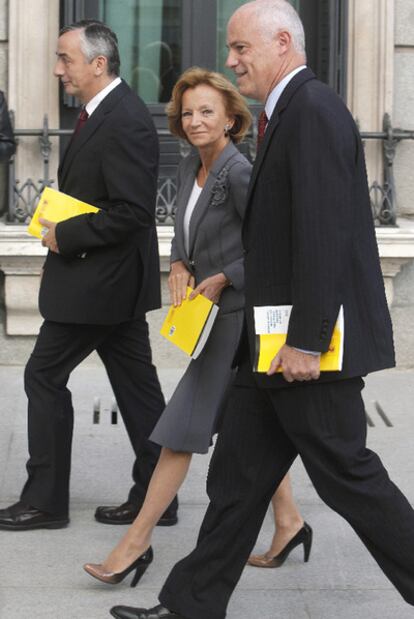 Elena Salgado entre los secretarios de Estado Carlos Ocaña (delante) y José Manuel Campa, ayer en el Congreso.