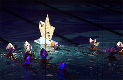 Un momento de la representación inaugural en la piscina del Palau Sant Jordi.