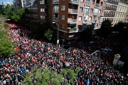 Vista general de la calle de Ferraz durante mientras se concentran los simpatizantes del partido socialista.