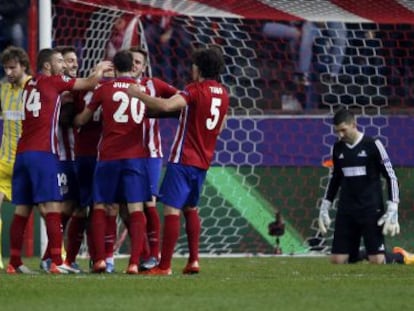 Los jugadores del Atlético felicitan a Jackson por su gol.