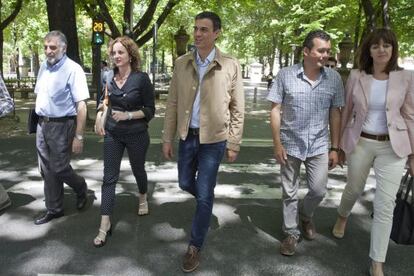 El secretario general del PSOE, Pedro Sánchez, en el centro, junto a Cristina González y Peio López de Munain, a su derecha, además de Idoia Mendia y el alcalde de Iruña de Oca, Javier García.