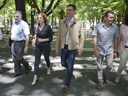 El secretario general del PSOE, Pedro Sánchez, en el centro, junto a Cristina González y Peio López de Munain, a su derecha, además de Idoia Mendia y el alcalde de Iruña de Oca, Javier García.