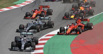 El coche de la escudería Mercedes pilotado por Lewis Hamilton encabeza un tramo del circuito de Montmeló.