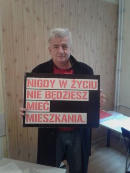 Piotr Ikonowicz, con un cartel que dice "No vas a encontrar casa en tu vida".