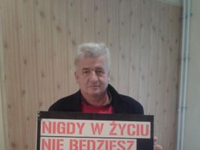 Piotr Ikonowicz, con un cartel que dice "No vas a encontrar casa en tu vida".