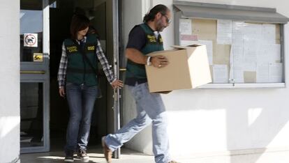 A Polícia Civil em uma das prefeituras de Madri envolvidas.