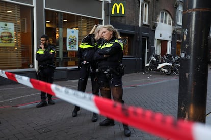 Policías en la zona acordonada en Ámsterdam donde ha recibido los disparos el periodista Peter R. de Vries en la tarde del martes