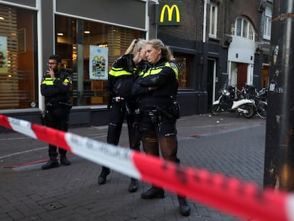 Policías en la zona acordonada en Ámsterdam donde ha recibido los disparos el periodista Peter R. de Vries en la tarde del martes