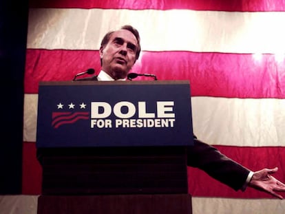 Bob Dole, en un acto de la campaña presidencial de 1996, en South Dakota.