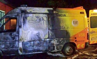 Una de las ambulancias incendiadas durante el conflicto laboral.