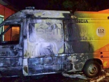 Una de las ambulancias incendiadas durante el conflicto laboral.