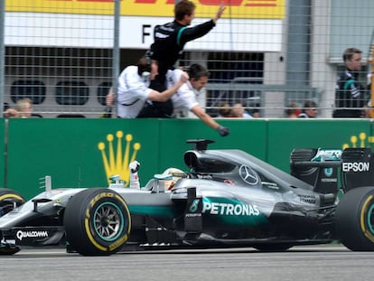 Lewis Hamilton celebra su victoria con el muro.