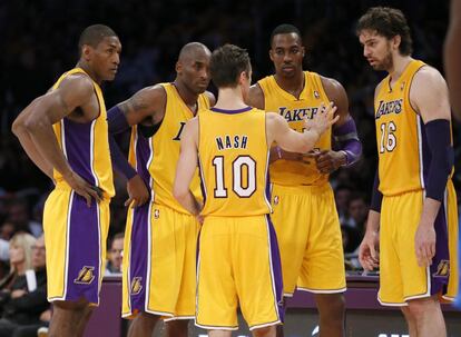 De izquierda a derecha, Metta World Peace, Bryant, Nash, Howard y Gasol charlan durante el partido que ayer disputaron los Lakers ante Dallas Mavericks