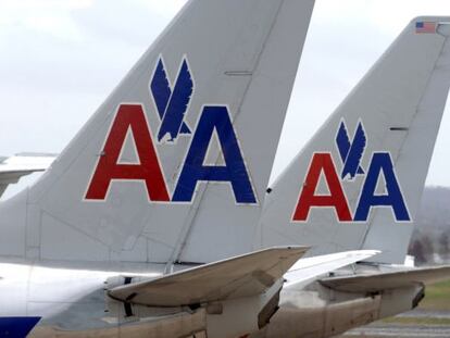 Las colas de dos aviones de AA en el aeropuerto Ronald Reagan.