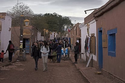 San Pedro de Atacama es una ciudad muy turística repleta de gente y de pequeñas agencias que ofrecen todo tipo de excursiones.