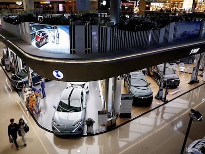 Un concesionario de vehículos 100% eléctricos en Pekín (China), en noviembre de 2023.