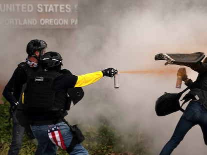 Miembros del grupo de extrema derecha Proud Boys se enfrentan a los contramanifestantes durante los mítines rivales en Portland, Oregon, EE UU.