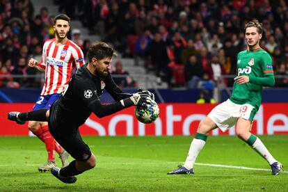 El portero del Lokomotiv, Anton Kochenkov para un balón, en una acción de ataque del Atlético de Madrid.