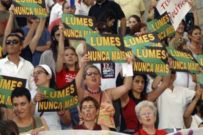 Un millar de personas portan carteles que indican "Lumes. Nunca máis".