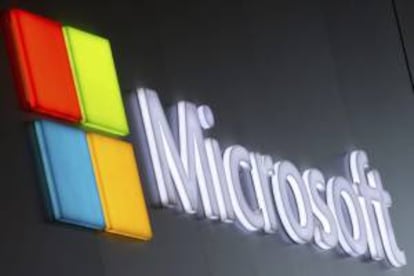 Vista de un rótulo luminoso con el logotipo de Microsoft. EFE/Archivo