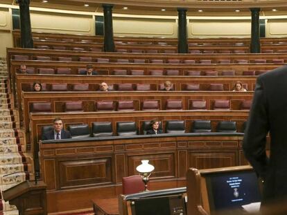 El líder del PP, Pablo Casado, habla desde su escaño, este miércoles en el Congreso. 