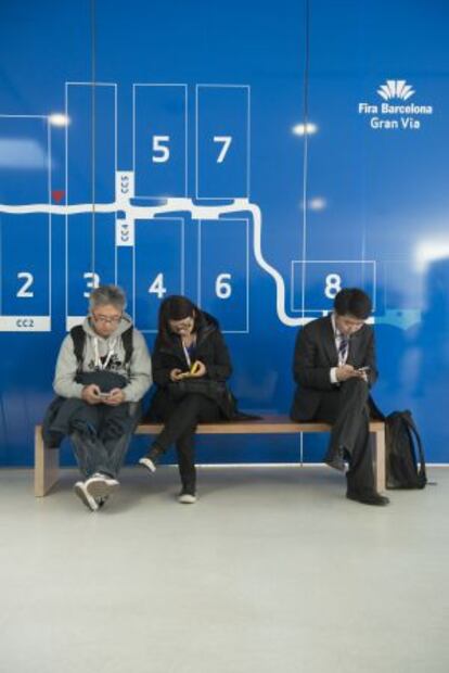 Tres asistentes al Mobile World Congress de 2013.