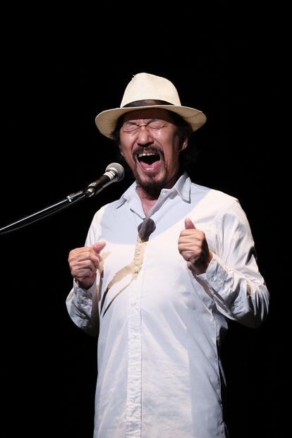 Yoshihiro Kumagai interpreta un martinete en la presentación del 11 de septiembre en el auditorio Nakano Zero.