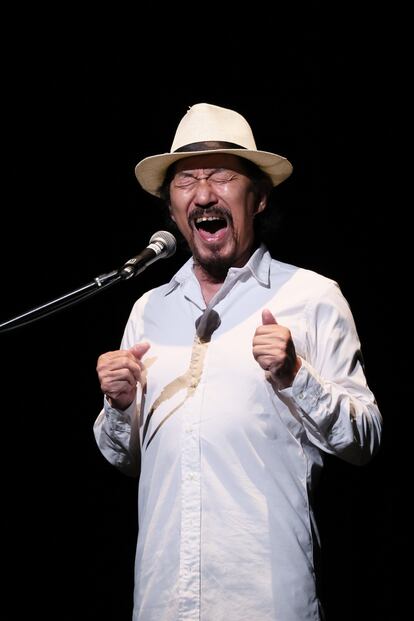 Yoshihiro Kumagai interpreta  un martinete en la presentación del 11 de septiembre en el auditorio Nakano Zero.