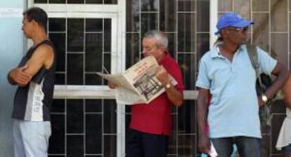 Un hombre lee un tabloide especial confeccionado por el diario Granma, en La Habana, donde se divulga la nueva Ley de Inversión Extranjera que regirá en la isla a partir de finales de junio, con un marco bastante similar a la normativa que sustituye y cuya principal novedad serán los beneficios fiscales que ofrece.
