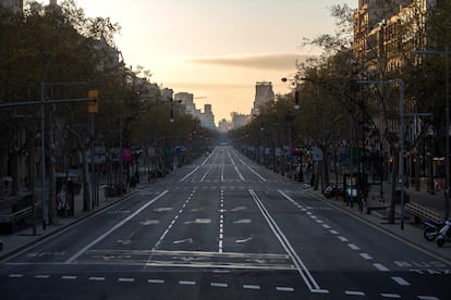 Avenida de Barcelona vazia neste domingo.