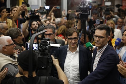 El candidato del Partido Socialista de Cataluña (PSC), Salvador Illa, celebra los resultados obtenidos en las elecciones de Cataluña en Barcelona el 12 de mayo.